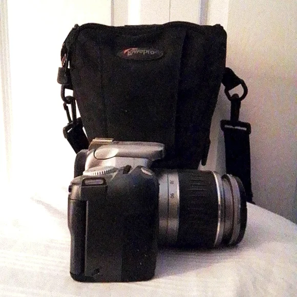 Canon SLR 35mm Rebel T2 & Carrying Case